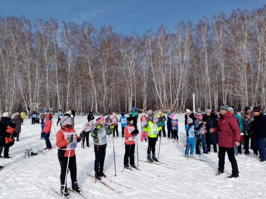 Фонд «Мой Алтай» подарил юным лыжникам портативные музыкальные колонки и термокружки