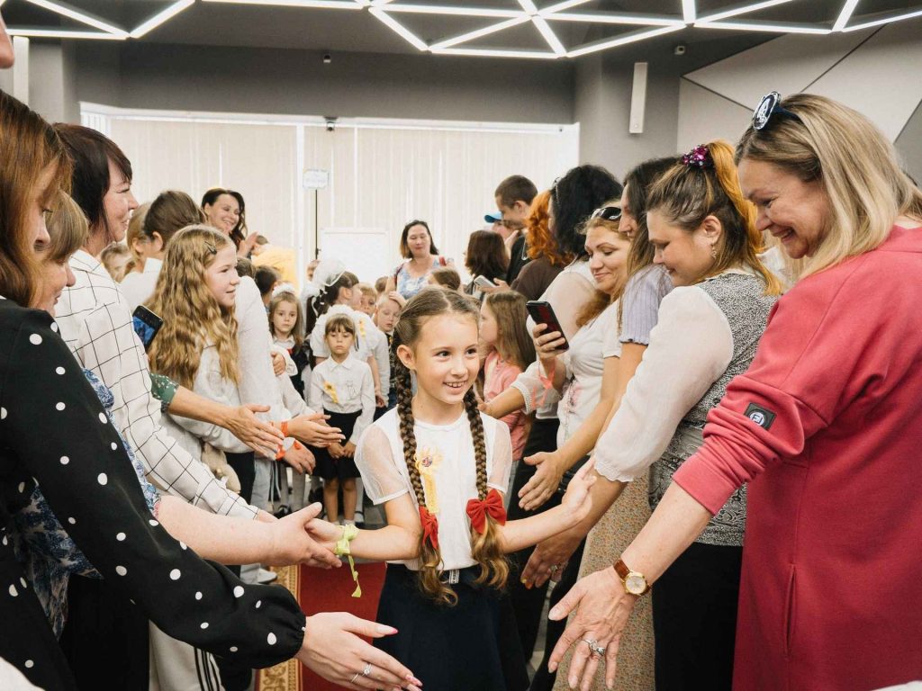 «Добрая школа» в Барнауле: Праздник для детей от «Каравана надежды»