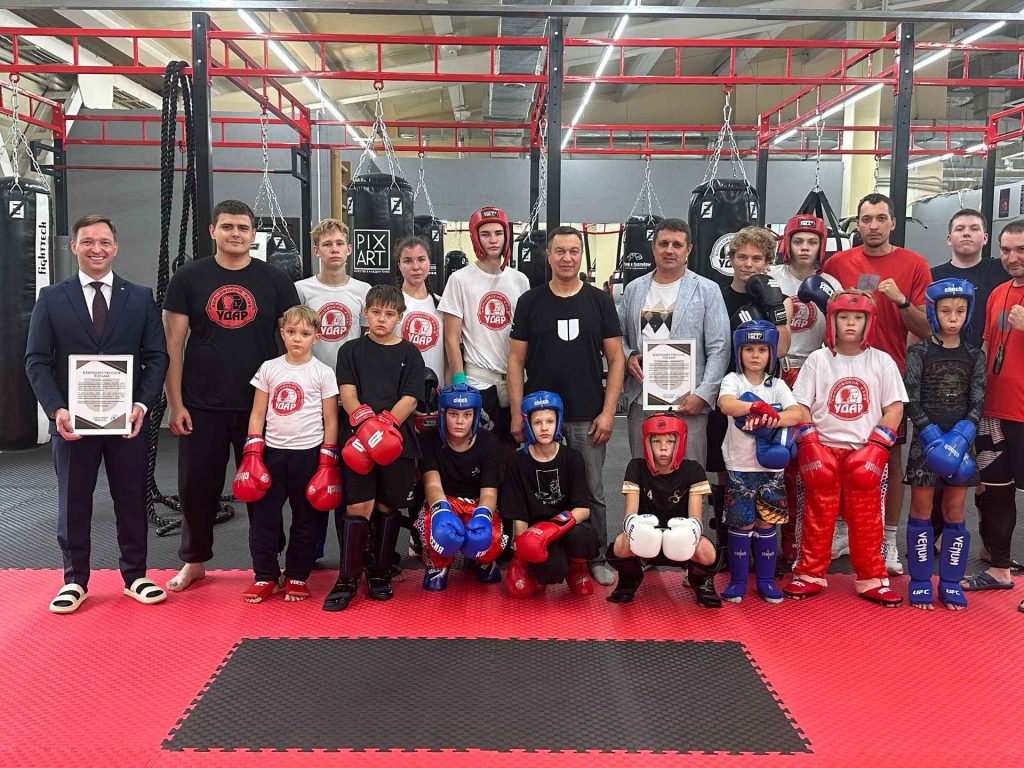 В центре ударных единоборств «UAFIN TEAM» состоялась встреча с президентом Федерации кикбоксинга и основателем благотворительного фонда «Мой Алтай»