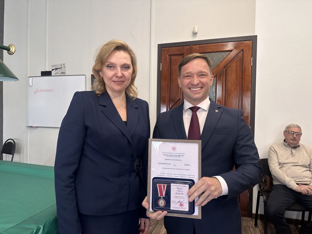 За патриотизм и социальные проекты: Антон Теслин награжден медалью «За доблестное служение»