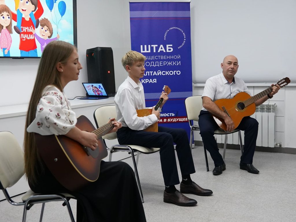 Семейный квартирник в Барнауле: Музыкальный подарок отцам Алтайского края