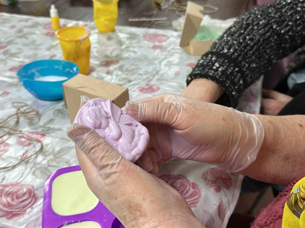 Тепло рук и сердец: Мастер-класс по мыловарению в барнаульском доме-интернате