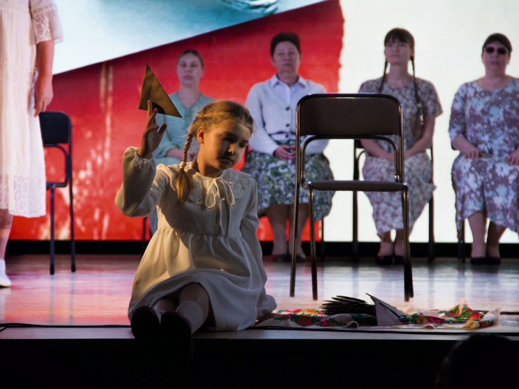 «Шло письмо домой с войны»: Премьера инклюзивного спектакля в Барнауле