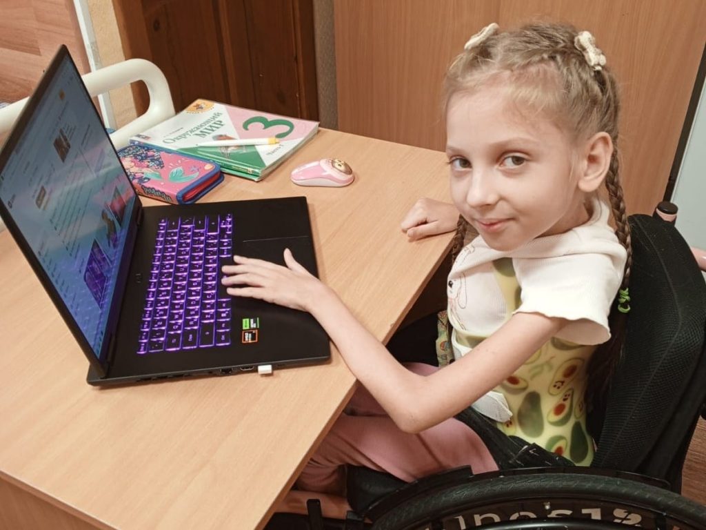 Алтайские фонды объединились, чтобы помочь девочке с инвалидностью