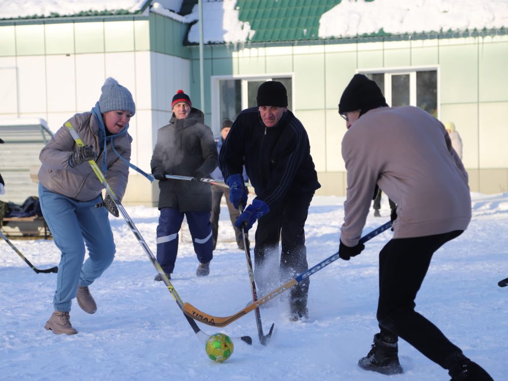 Объединяя поколения: В Барнауле состоялся марафон дворового хоккея на валенках